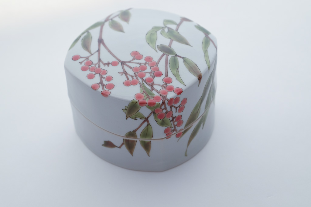 南天文陶筥　　Porcelain box with nanten berries design