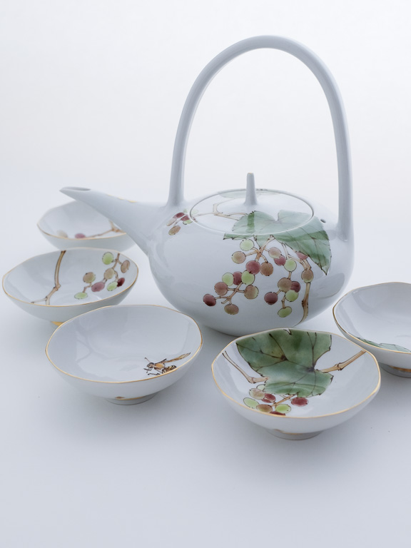 葡萄文酒器揃    Sake ewer and cups with wild grapes design