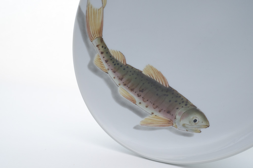 山女魚文飾皿    Ornamental plate with Yamame trout design