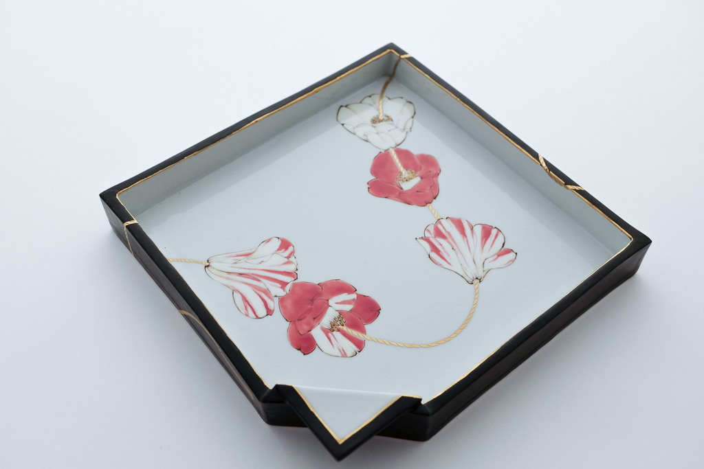 つらつら椿文色紙皿　　Square plate with camellia design