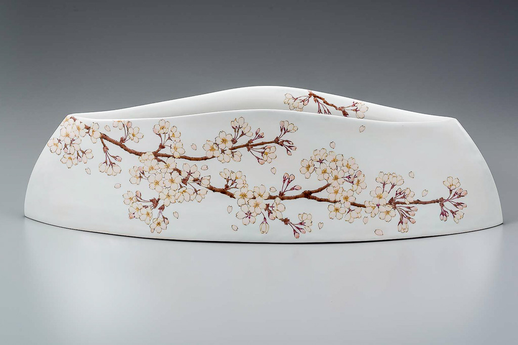 染井吉野文扁壺    Flat vase with design of Somei Yoshino cherry flowers