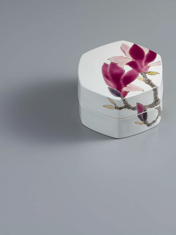 木蓮文陶筥　　Porcelain box with magnolia design