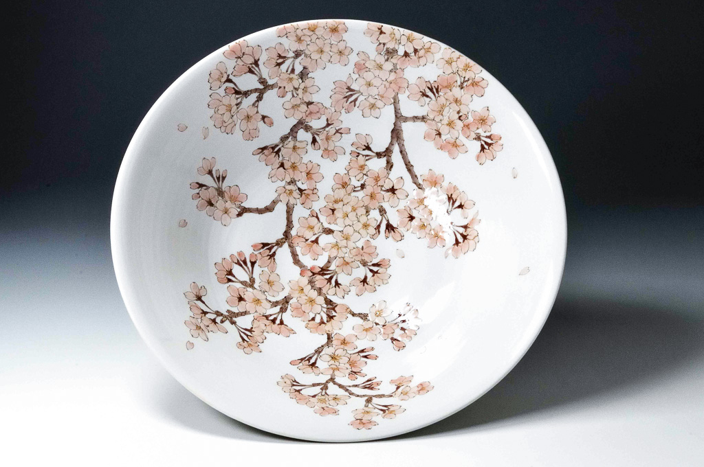 染井吉野文飾皿　　Ornamental plate with design of Somei Yoshino cherry flowers