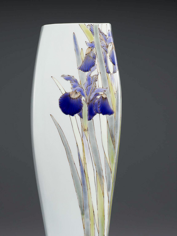 あやめ文四方壷　　Vase with iris design